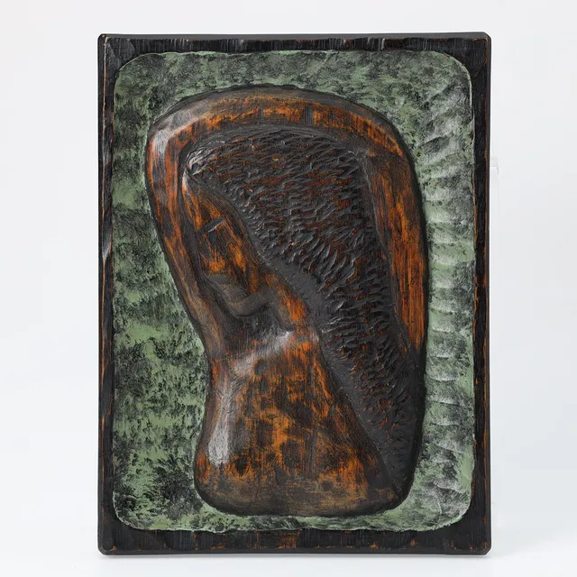 OTTO PEDERSEN (1902-95). Vægrelief med kvindefigur af udskåret træ, eget værksted, Danmark, 1900-tallets midte.