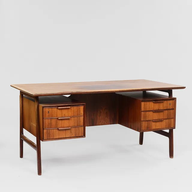 GUNNI OMANN. Fritstående skrivebord af palisander, Fremstillet hos Omann Junior, Ølholm, model "75." Danmark, 1960'erne.