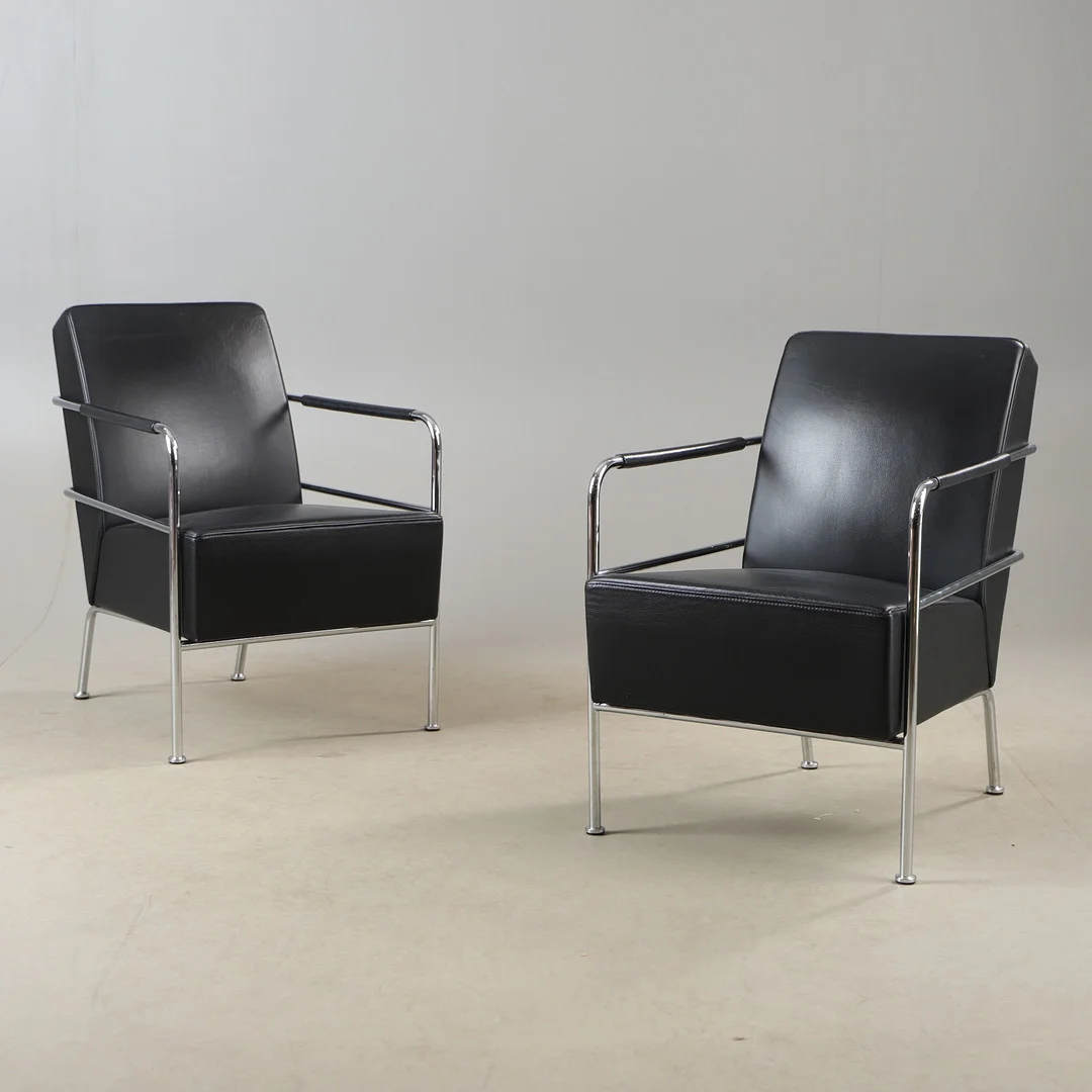 GUNILLA ALLARD. Fåtöljer, 1 par, "Cinema", kromat stål och svart skinn, Lammhults. — Armchairs & Chairs — Helsingborgs Auktionskammare