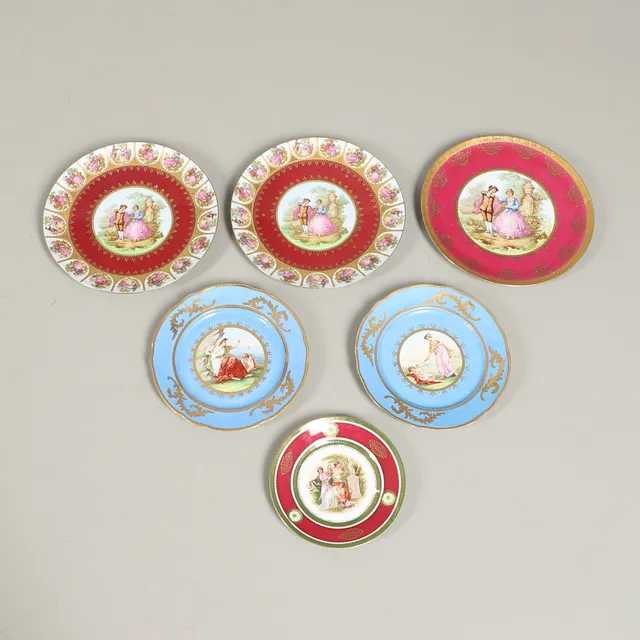 A PAIR OF VIENNA PORCELAIN STYLE PLATES, A PAIR OF PORCELAINE GARANTI CABINET PLATES, AND TWO OTHERS.