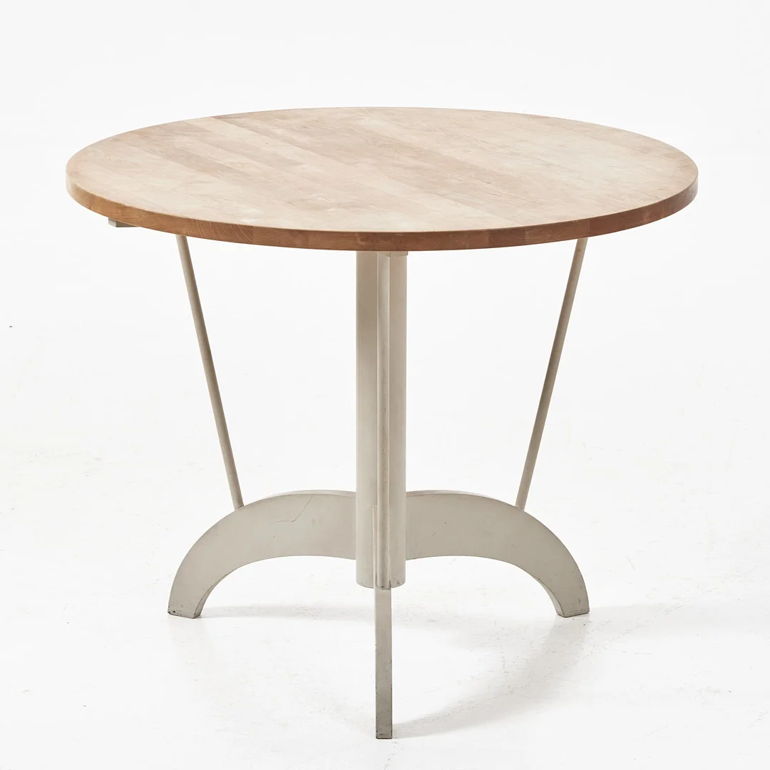 NIRVAN RICHTER. Bord, Norrgavel (etabl. 1993), bemålad pelarfot, skiva i björk, brännmärkt. — Tables — Stockholms Auktionsverk Magasin 5