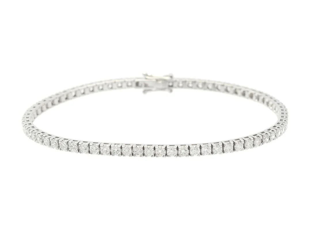 TENNISARMBAND, 18K vitguld, 69 briljantslipade diamanter ca 3,59 ctv, ca TW-W/SI-P, längd 17,5 cm, vikt 8,7 g. — Smycken/Tennisarmband — Kaplans