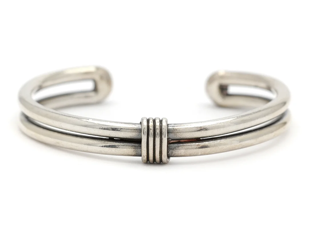 ARMRING, silver, mått ca 6,3 x 5,3 cm, vikt 39,6 g. — Smycken/Armring — Kaplans