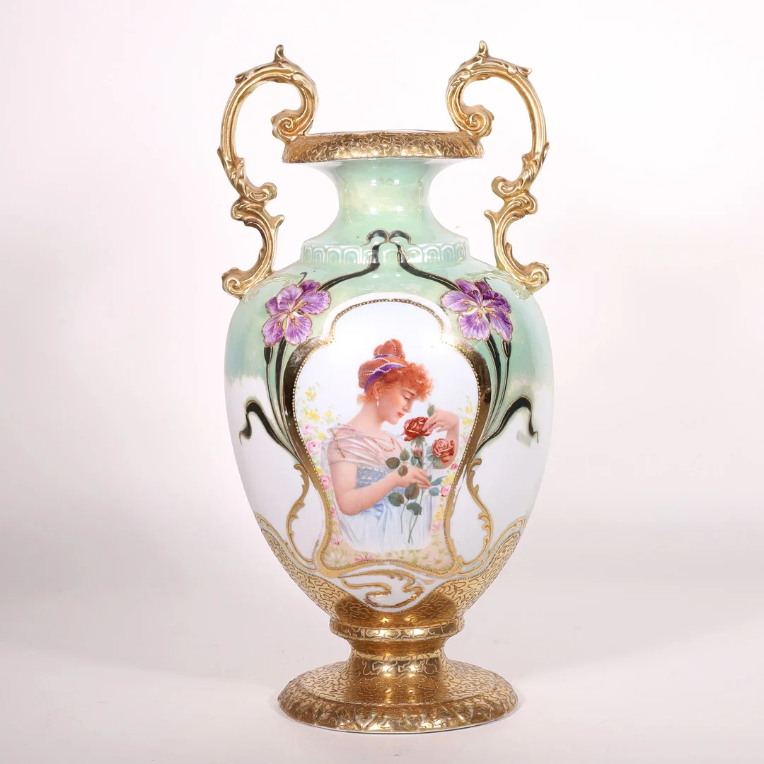 JARRÓN CON ASAS EN PORCELANA IRIDISCENTE CON FIGURA DE DAMA. — European — Barcelona Auctions