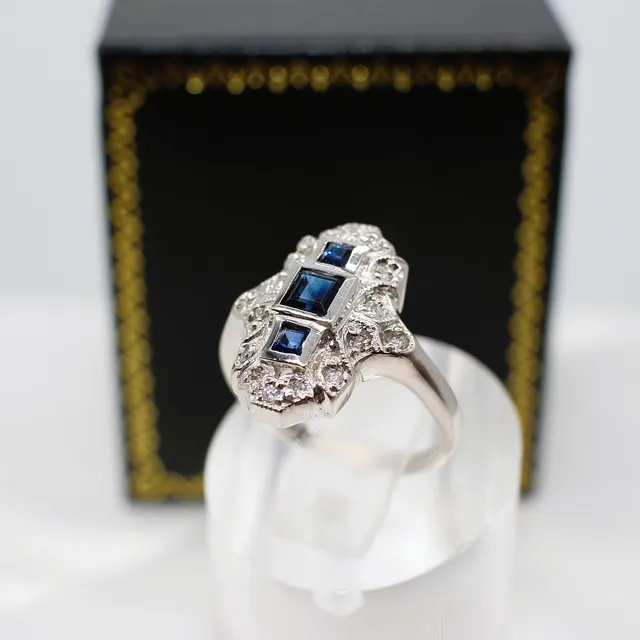 SAPPHIRE & DIAMOND ART DECO STYLE RING.