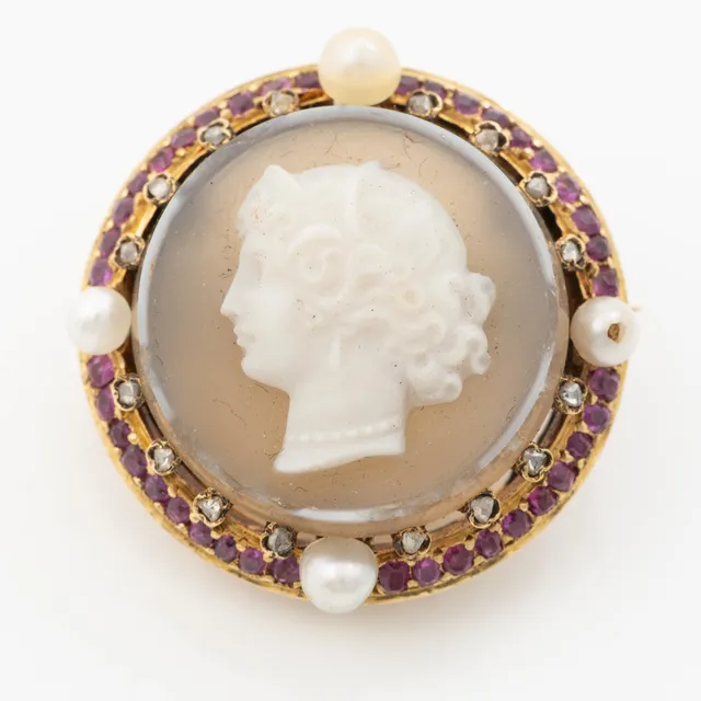 Brosch 18K guld med stencamé, rubiner, pärlor och rosenslipade diamanter.
