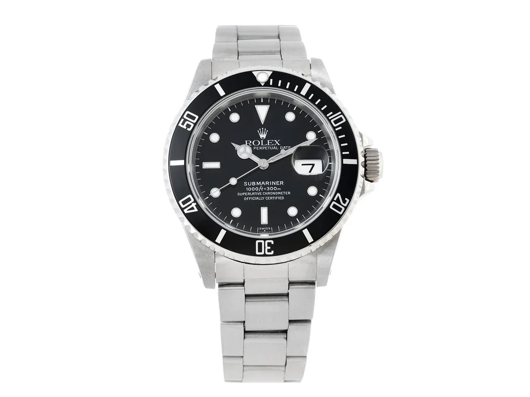 ROLEX, Oyster Perpetual Date, Submariner (1000ft=300m, Swiss), Chronometer, s.k. ”Swiss Only Dial", Ref nr. 16610, Serie nr. U790329, Cal 3135, Verk nr. 7911390, Boett nr. 16610, herrur, 40 mm, stål, automatisk, safirglas, datum, utbytt iläggsring (Slim Four Bezel), Fliplocklänk, viklås, Ref nr. 93150-U5/501 B, servad oktober 2023, cert, augusti 1998, box (ej komplett). — Klockor/Rolex — Kaplans