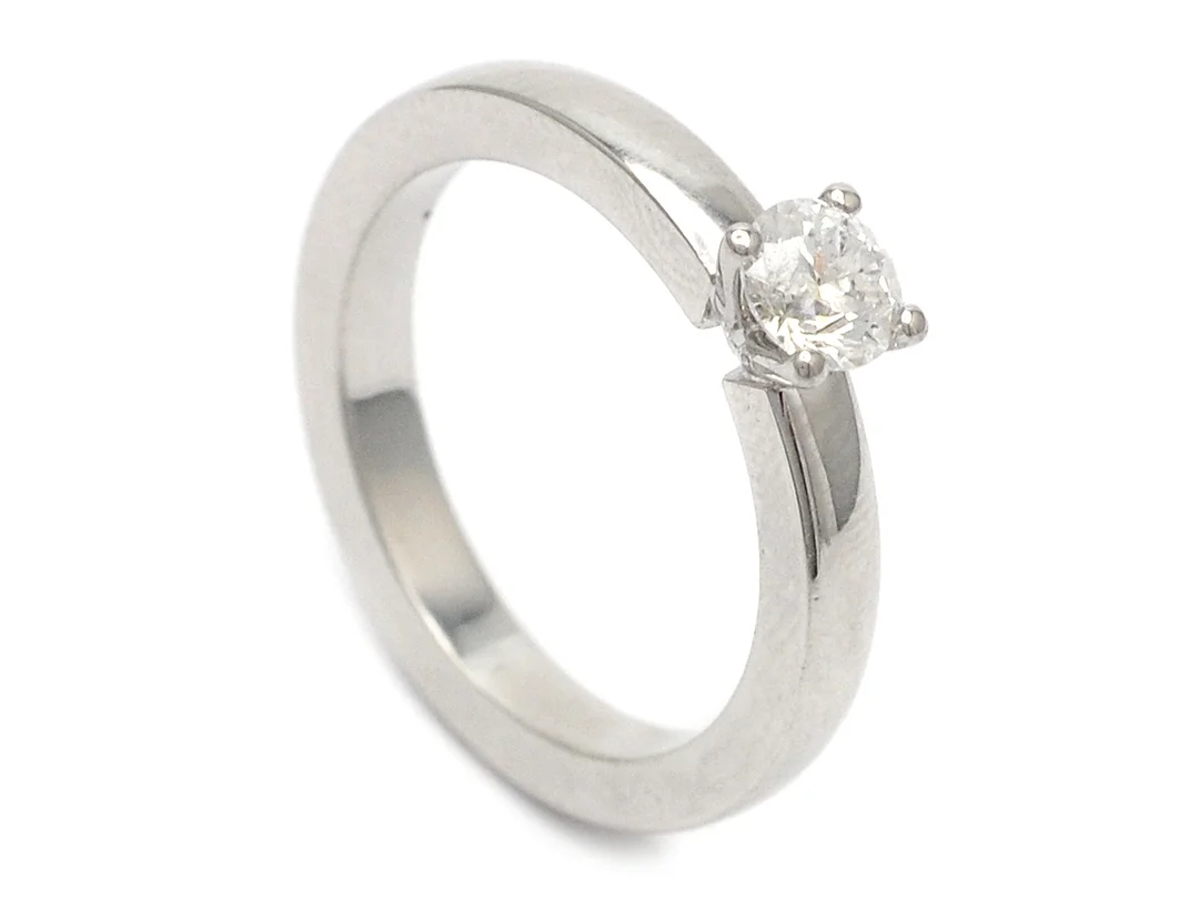 ENSTENSRING, 18K vitguld, briljantslipad diamant 0,50 ct, River(E)/VS2, GIA laserinskription, 5106358710,Wilhelm Petterssons guldsmedsaffär, Stockholm, stl 17,25 mm, vikt 6,8 g. — Smycken/Enstensring — Kaplans