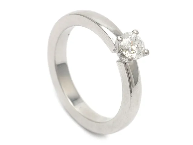 ENSTENSRING, 18K vitguld, briljantslipad diamant 0,50 ct, River(E)/VS2, GIA laserinskription, 5106358710,Wilhelm Petterssons guldsmedsaffär, Stockholm, stl 17,25 mm, vikt 6,8 g.