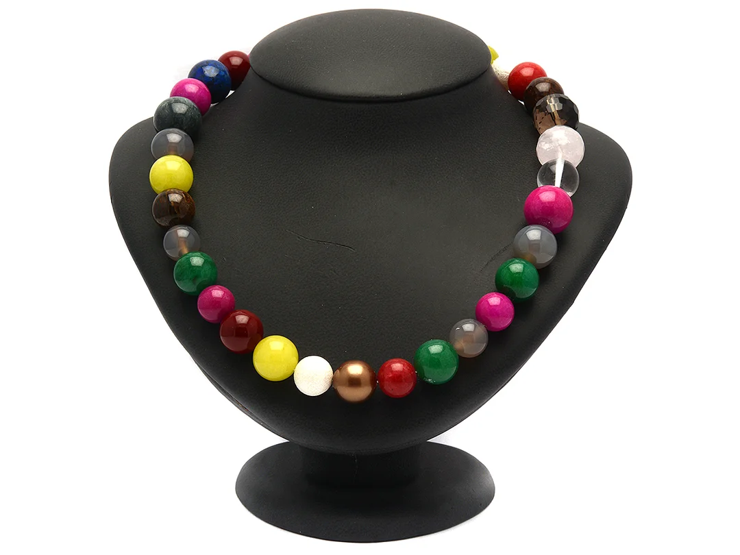 COLLIER, färgad Agat i olika färger, Bergkristall, Rökkvarts, imitationsstenar, plastkulor, lås i gulmetall, längd 47 cm. — Smycken/Collier — Kaplans