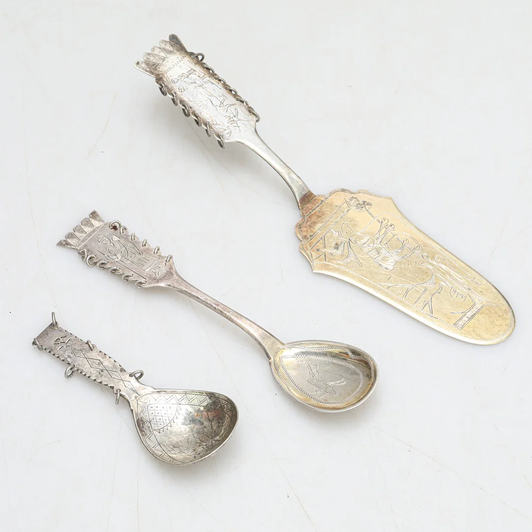 SILVER, 3 delar, samearbeten, handsmide,totalvikt 104 gram. — Silver — Södermanlands Auktionsverk