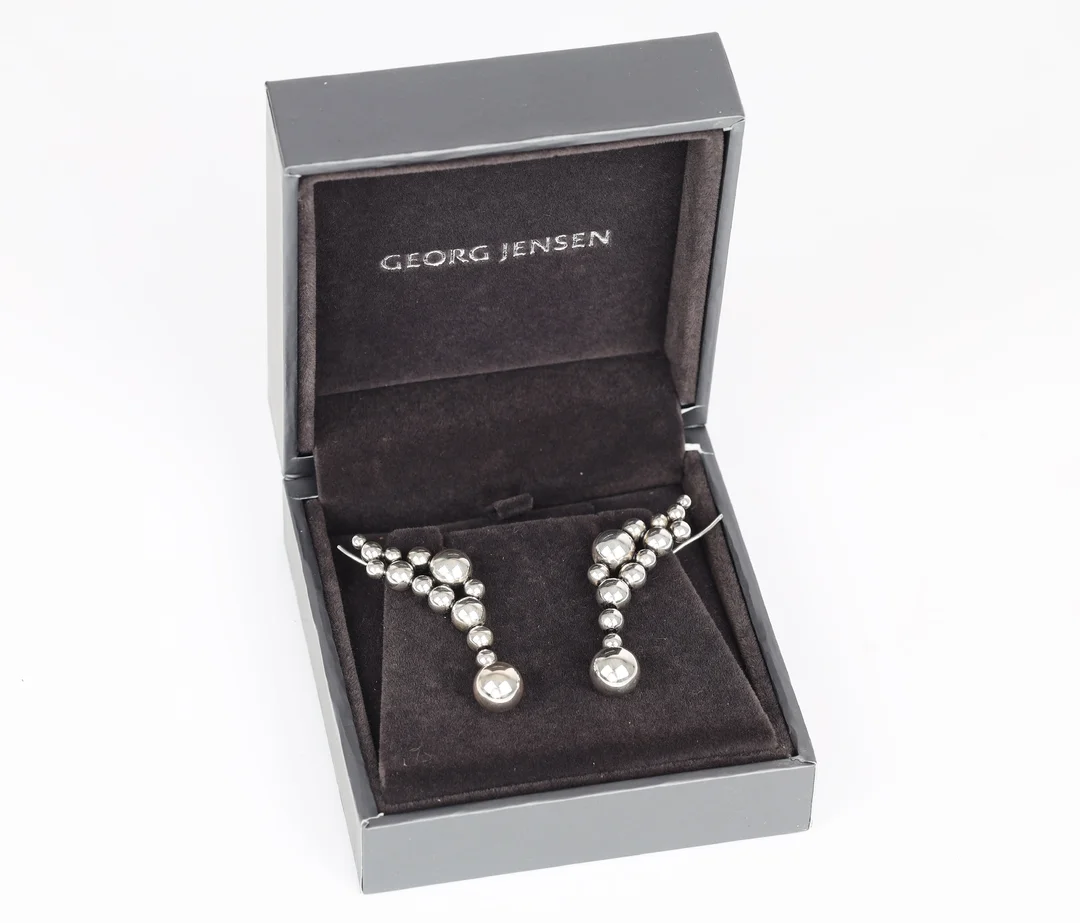 Georg Jensen: A pair of 'Moonlight Grapes' ear cuffs of sterling silver. (2) — Jewellery/Earrings — Lauritz