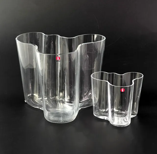 ALVAR AALTO. Vaser 2 st, "Savoy", glas, Iittala, signerad, Finland.
