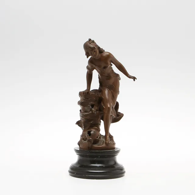 OIDENTIFIERAD KONSTNÄR, stående kvinna, skulptur, zink, 1900-tal.