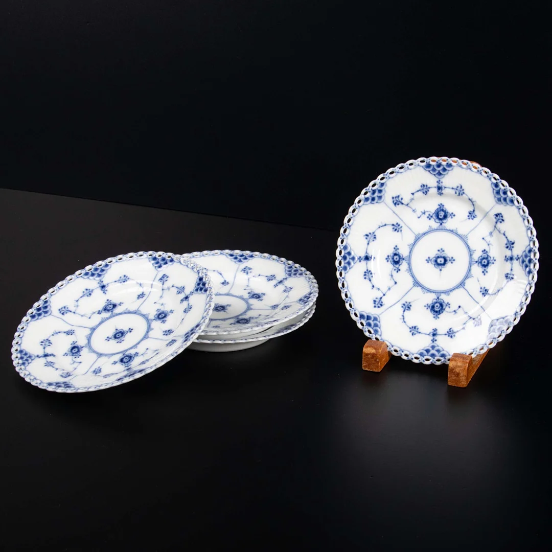 MUSSELMALET ROYAL COPENHAGEN. Helblond, assietter 3+1, nr 1088. — Tableware — Laholms Auktionskammare