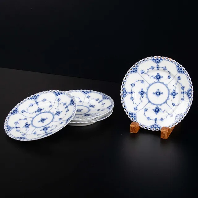 MUSSELMALET ROYAL COPENHAGEN. Helblond, assietter 3+1, nr 1088.