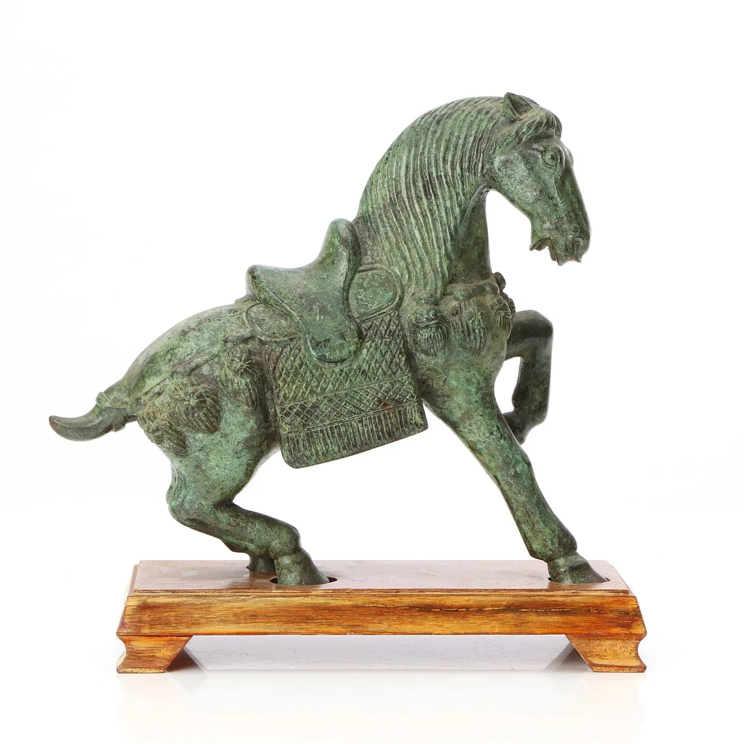 SKULPTUR, HÄST. Patinerad brons, efter kinesisk förlaga, samtida tillverkning. — Sculptures & Bronzes — Skånes Auktionsverk
