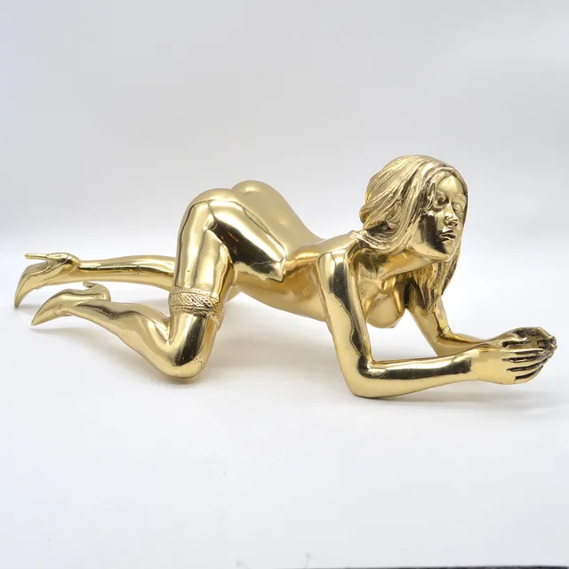 ROBBI JONES (1961). "MADONNA'", KNIENDER DAMENAKT, SKULPTUR, MESSING (POLIERT), GELBGOLDENER PATINA, UM 2000, SIGNIERT.