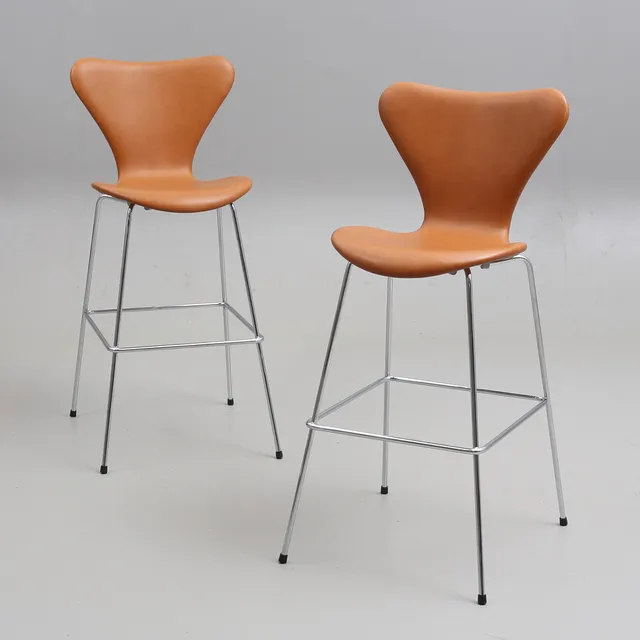 ARNE JACOBSEN. Barstolar, ett par, höga "Sjuan", Fritz Hansen, 2000-tal.