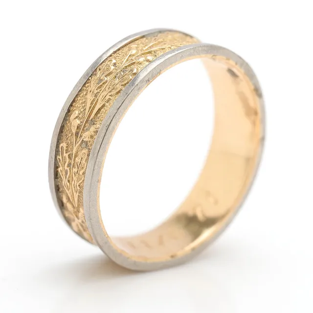 RING, 18K tvåfärgat guld. Totalvikt ca 6,51 g.