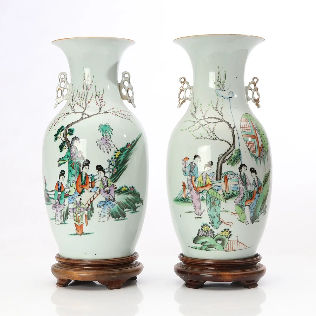 GOLVVASER, ETT PAR. Porslin med polykrom dekor samt kalligrafi. Kina, 1900-talets början. — Ceramics & Porcelain — Skånes Auktionsverk