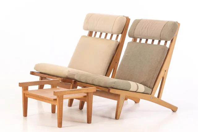 Hans J. Wegner for Getama. A pair of high-backed armchairs with oak stool, model 'GE-375' (3)