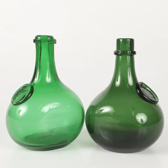 FLASKOR, 2 stycken, grönt glas efter 1700-tals-modell, Henrikstorps glasbruk, Skåne.