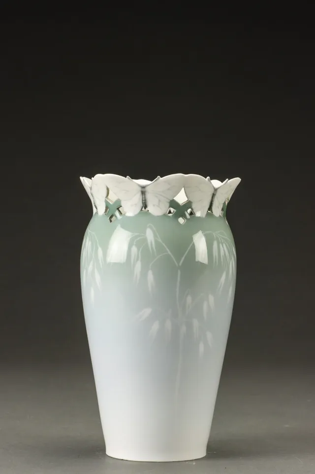 Christian Thomsen for Royal Copenhagen / Kgl. Porcelæn. Art Nouveau 'Sommerfuglevase'