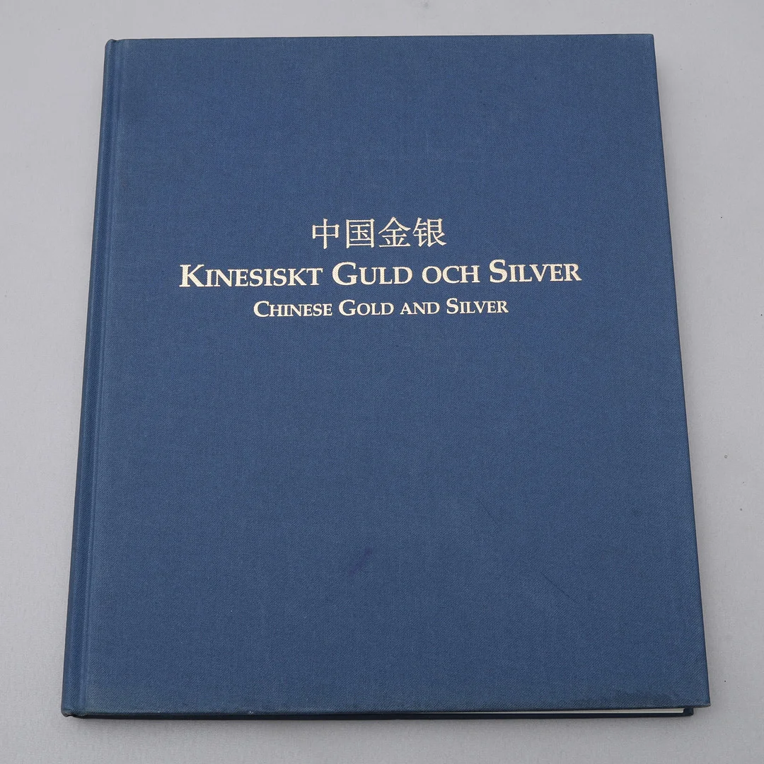 KINA. KINESISKT GULD OCH SILVER I CARL KEMPE - SAMLINGEN 1999. — Books — Crafoord Auktioner Lund