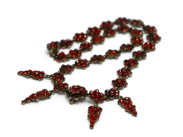 COLLIER, metall, granater längd 38 cm Böhmen ca 1925