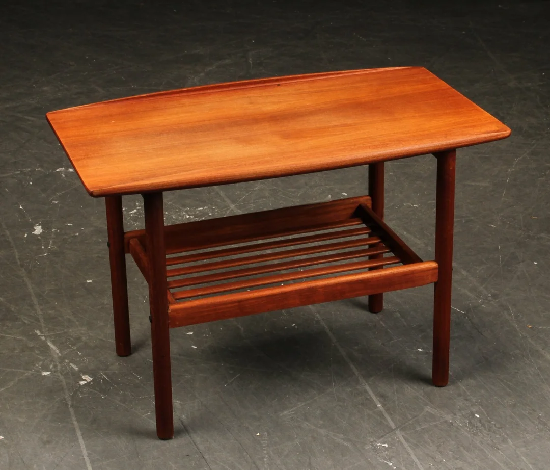 Grete Jalk. Sofabord med tremmehylde af teak — Furniture/Coffee tables, occasional tables — Lauritz
