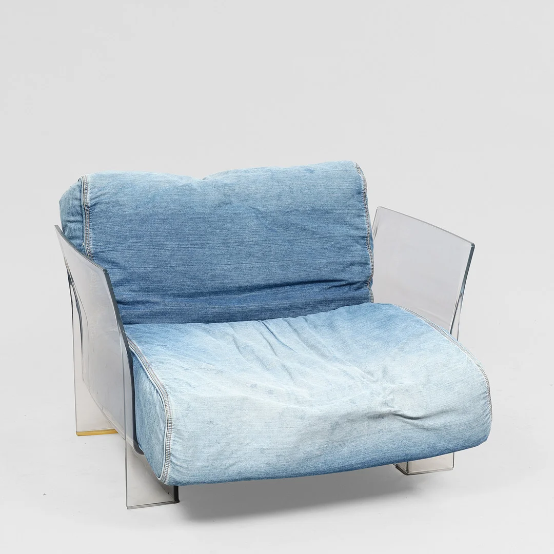 PIERO LISSONI & CARLO TAMBORINI: Lav lænestol, model 'Pop', klar polyurethan og løse hynder betrukket med blåt denim, formgivet i 2008, udført af Kartell, Italien. — Armchairs & Chairs — Palsgaard Kunstauktioner