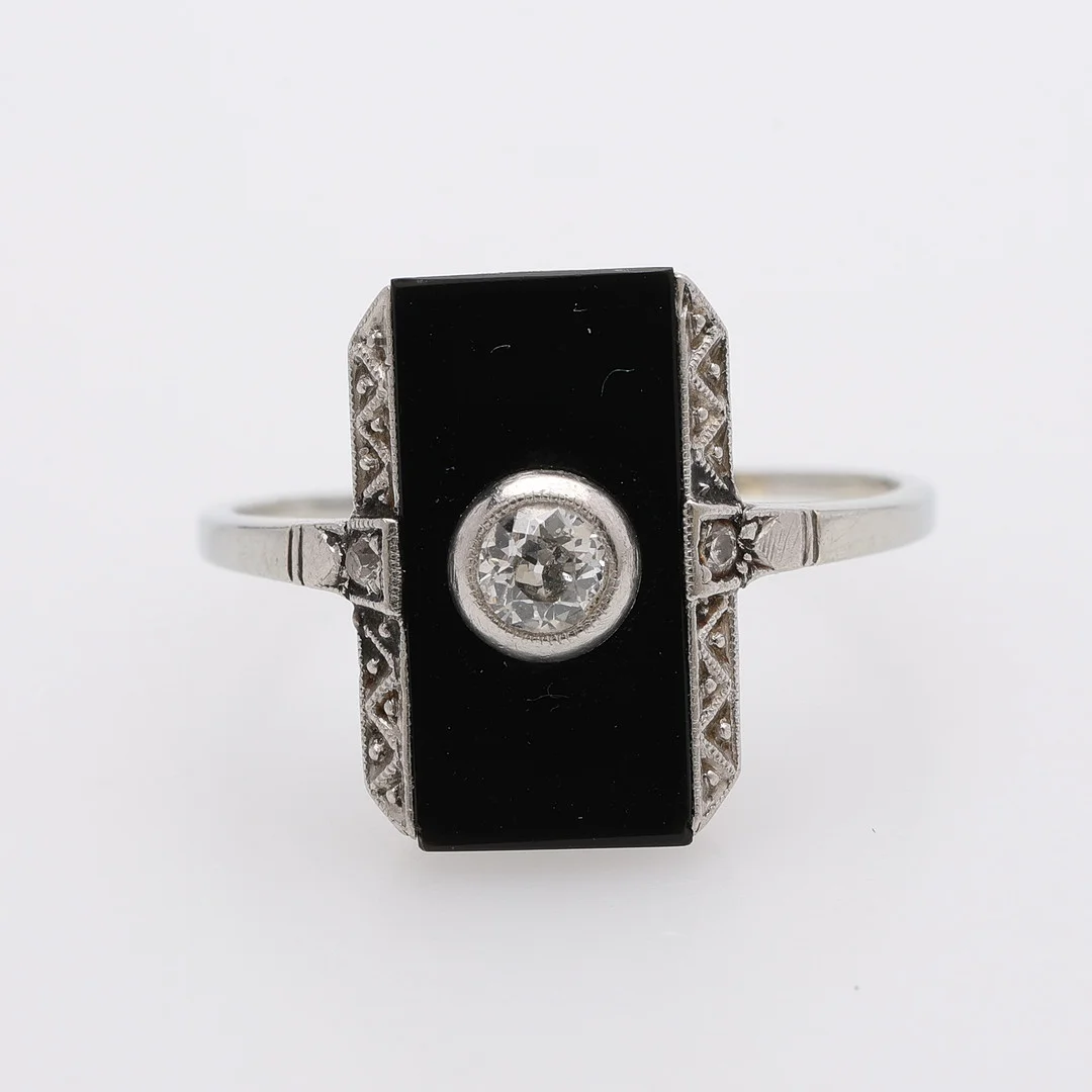 DIAMANTRING, 18 k vitt guld, art déco, med en gammalslipad briljant om ca 0,20 ct i infattning på flack svart onyx och 2 små rosenstenar. 1910/20-tal. — Rings — Crafoord Auktioner Lund