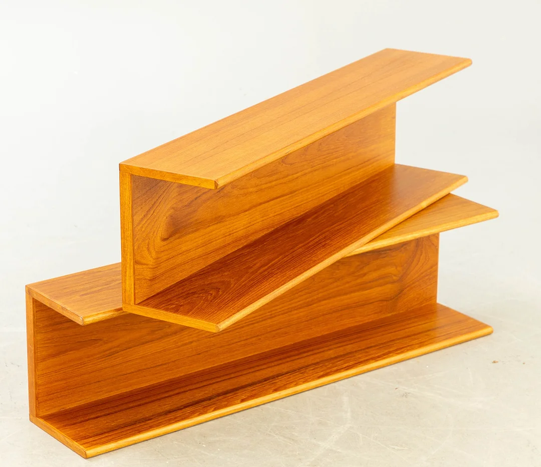 Zwei Teak Regale in Teakholz, wohl Dänemark, 1960er Jahre (2). — Cupboards, Cabinets & Shelves — Stockholms Auktionsverk Hamburg