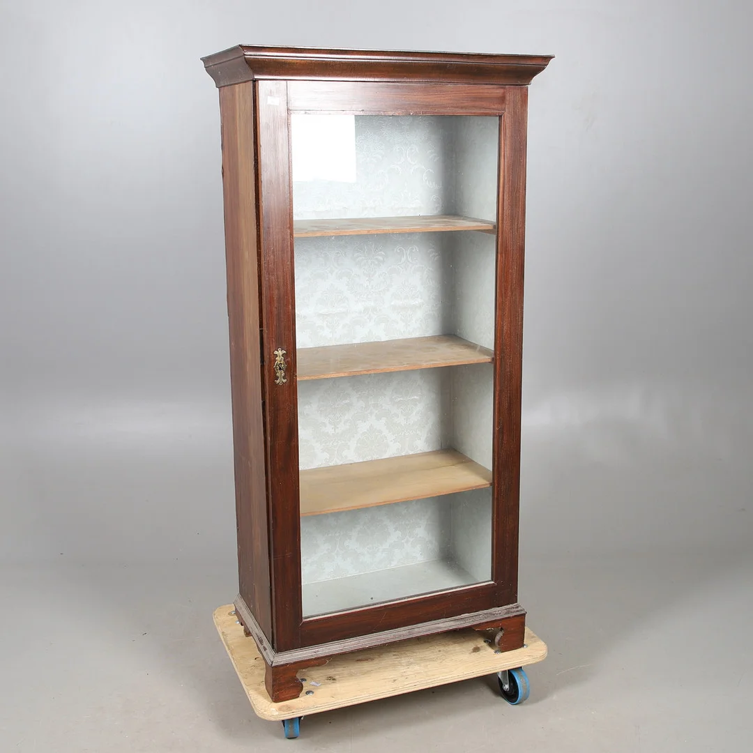 A MAHOGANY SINGLE DOOR DISPLAY CABINET. — Cupboards, Cabinets & Shelves — Lawrences Auctioneers