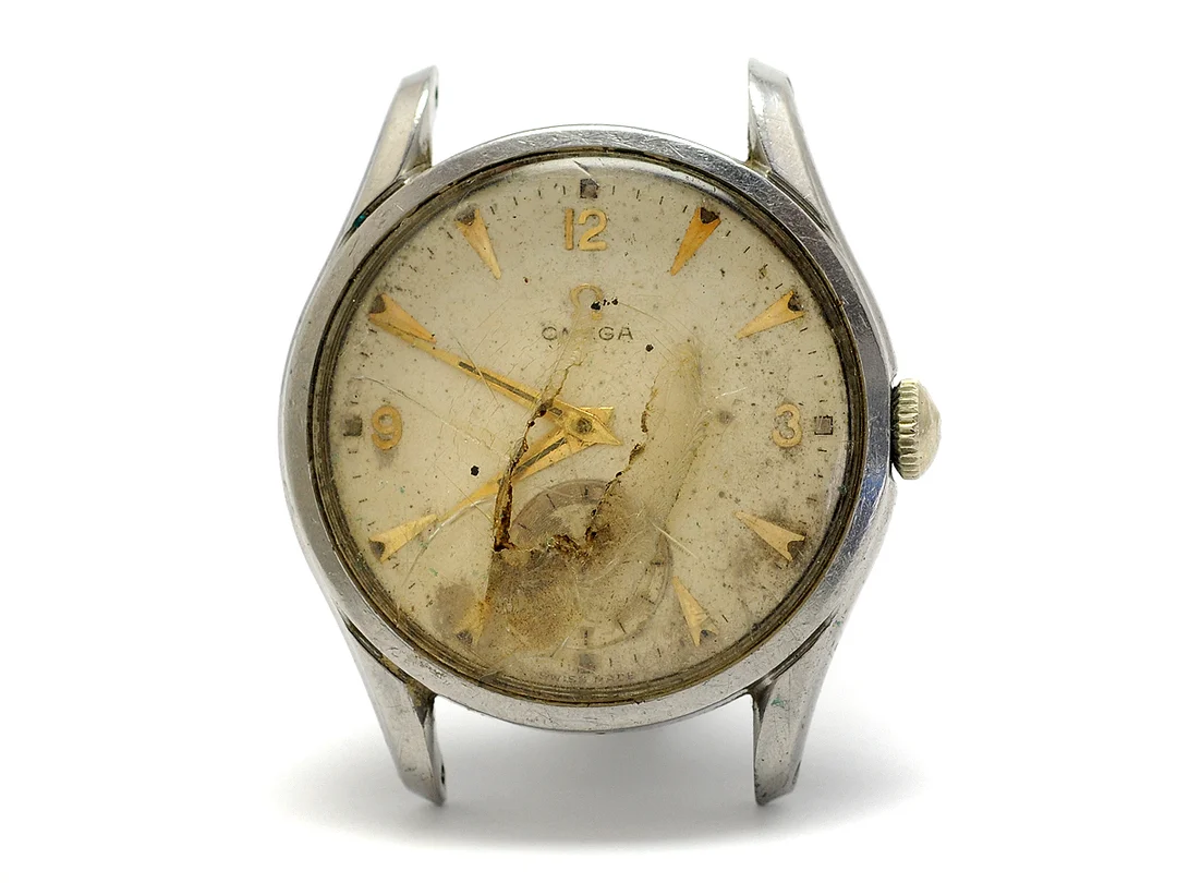 OMEGA, herrur, 36 mm, Cal 266, Serie nr. 13270943, Ref nr. CK 2639, Boett nr. 2639-9, stål (staybrite), manuell, plexiglas (defekt), liten sekundvisare, skadad urtavla, ca 1953. — Klockor/Omega — Kaplans