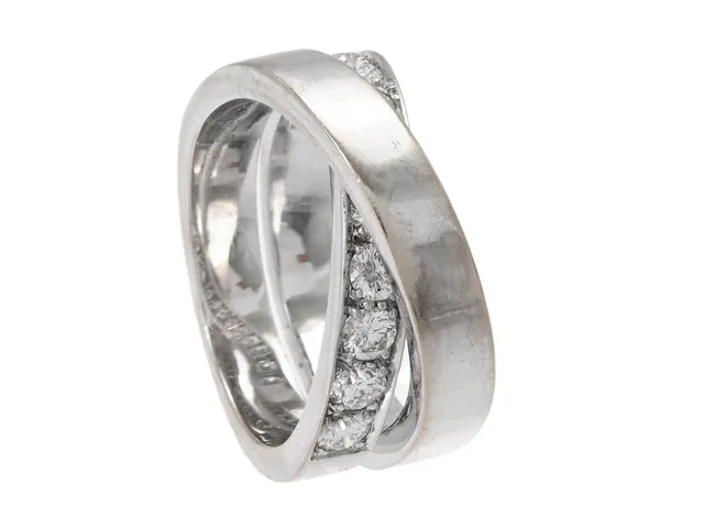 CARTIER, ring, Paris Nouvelle Vague, 18K vitguld, briljantslipade diamanter ca 1,10 ctv, år 1999, serienr I22386, stl 54, vikt 14,0 g, sliten rodiering, certifikat och originaletui.