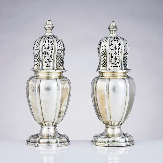 JOHAN PETTERSSON BERG. Sockerbössor, ett par, silver, Norrköping 1738. Senbarock.