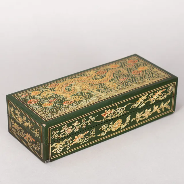 Lackschatulle mit Drachenmotiv, China, späte Qing-Dynastie, 19. Jh.