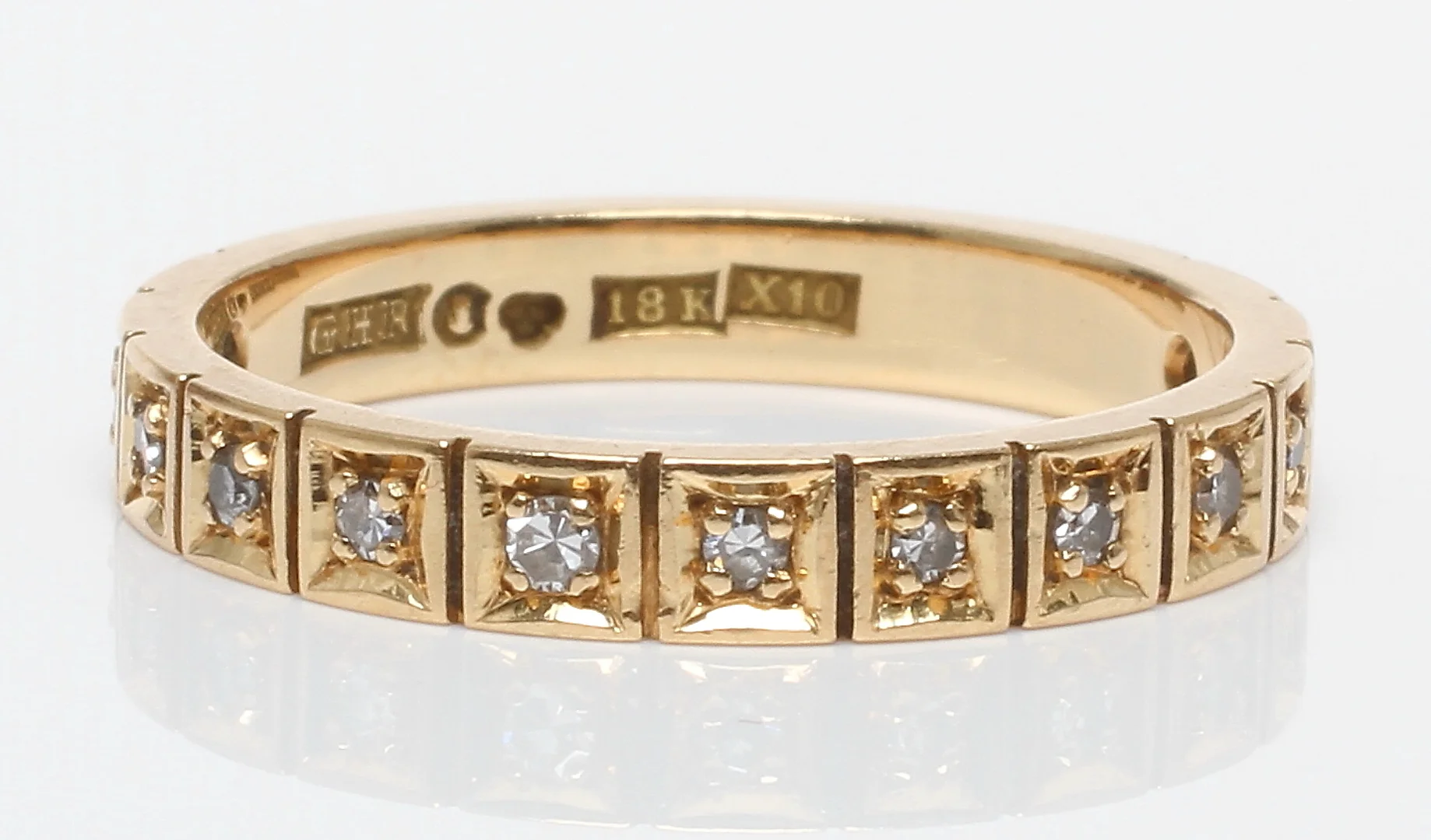 RING, 18k guld med diamanter om tot ca 0,13ct, Guldsmedja Hans Rosin Ab, Stockholm, 1996. Vikt 3,9 gram. — Rings — Auktionshuset Kolonn