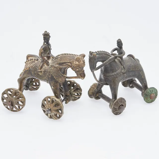 Figur / Tempelfigur, zwei Reiter, Messing, bronziert, 19. / 20. Jahrhundert, Indien (2).