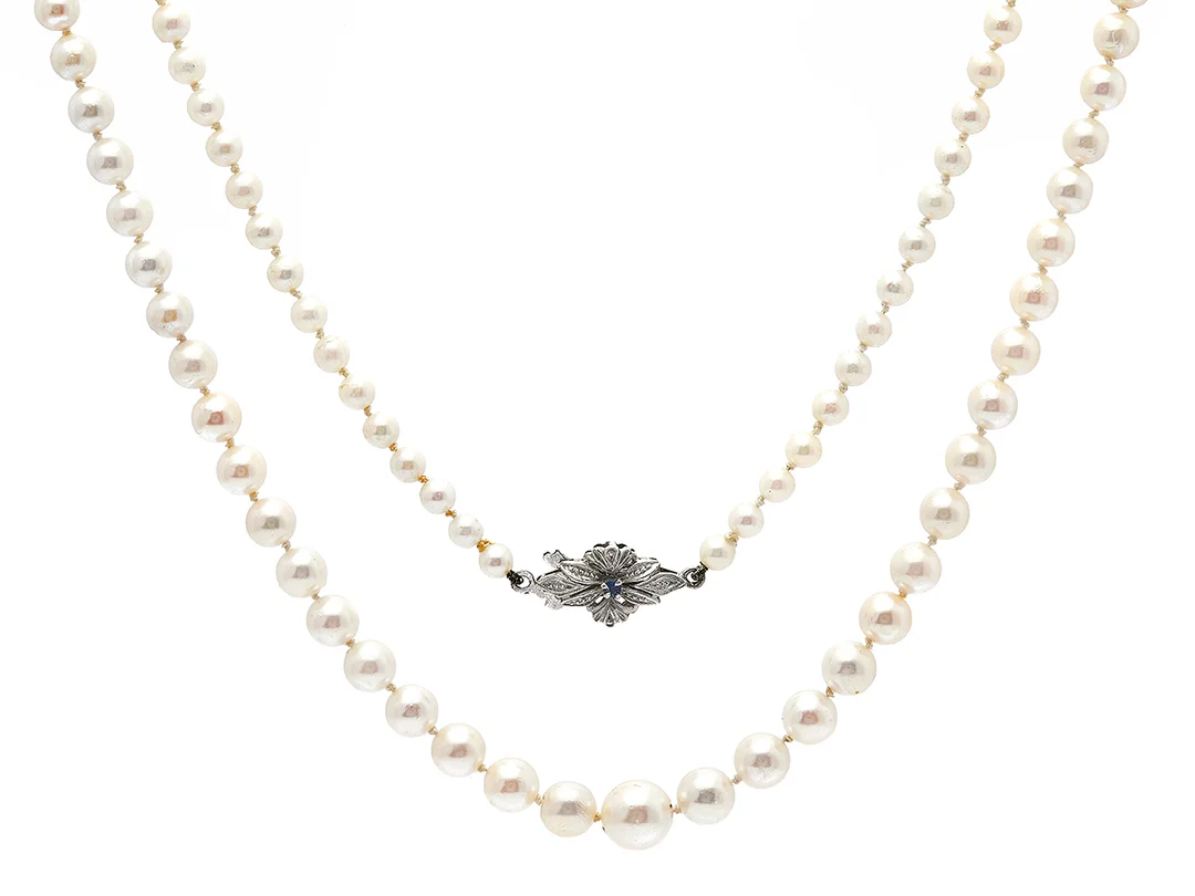 PÄRLCOLLIER, doserat, odlade pärlor ca 4,0 - 8,10 mm, lås i 18K vitguld, blå safir, längd 74 cm, knutet, svensk importstämpel, vikt 24,7 g. — Smycken/Pärlcollier — Kaplans