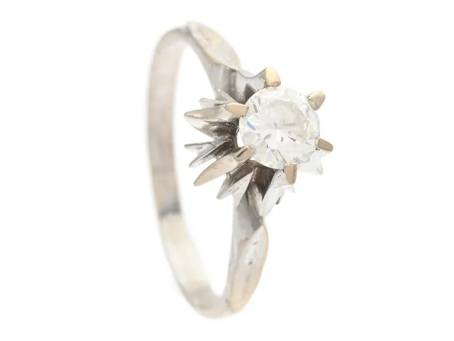 ENSTENSRING, 18K vitguld, briljantslipad diamant ca 0,50 ct, ca W/VS, stl 18,5 mm, vikt 3,7 g.