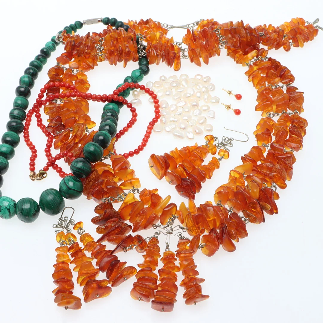 SMYCKEN, parti, bl.a. bärnsten. — Jewellery — Ekenbergs Auktioner
