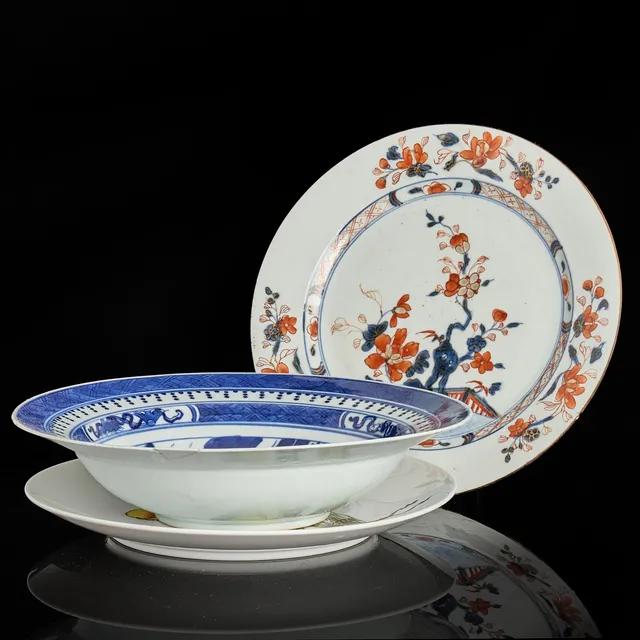 TALLRIKAR (3), Kina, porslin, 17-,18- och 1900-tal, dekor i imari, underglasyrblått samt emaljfärger.