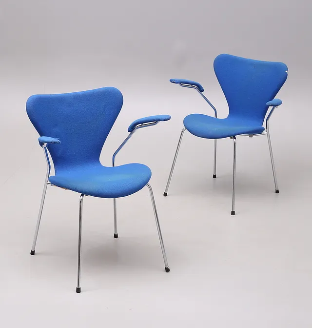 ARNE JACOBSEN. Karmstolar, ett par, "Sjuan", för Fritz Hansen, Danmark 1994.