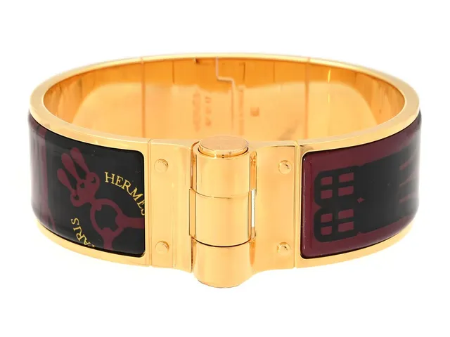 HERMÈS, ARMRING, Charniere Bracelet, svart, vinröd emalj, guldfärgat spänne, diameter ca 6 cm, bredd 2 cm, Made in France, smyckespåse, originalask, repa. Good Condition.