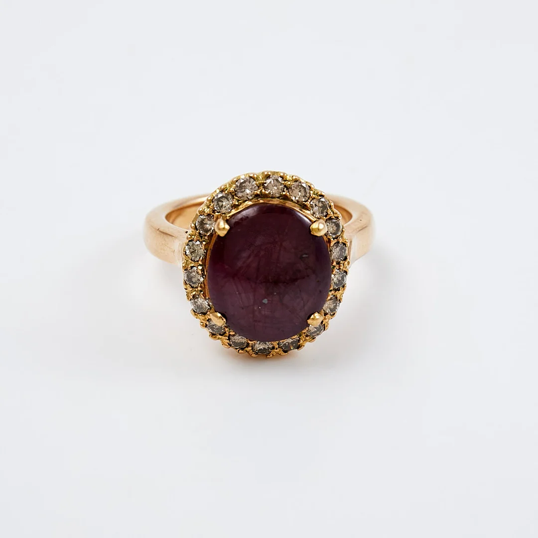 RING, carmosémodell, 14 k guld, cabouchonslipad stjärnrubin, bekransad av ca 18 st diamanter, ostämplad. — Rings — Stockholms Auktionsverk Sickla