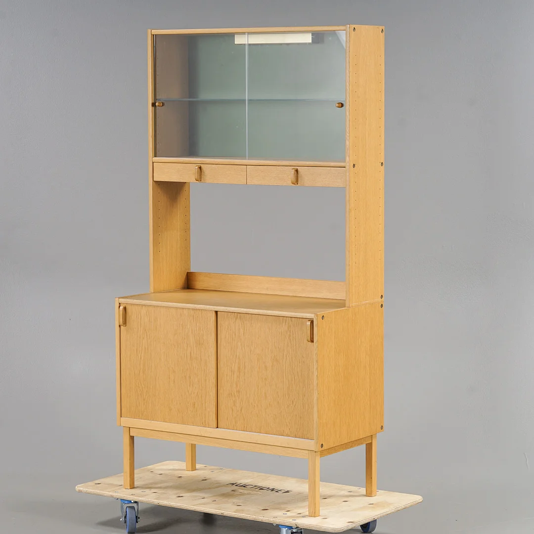 BERTIL FRIDHAGEN. Bokhylla "Variett" Ek, med vitrinöverdel, Bodafors, 1960-tal. — Cupboards, Cabinets & Shelves — Karlstad Hammarö Auktionsverk