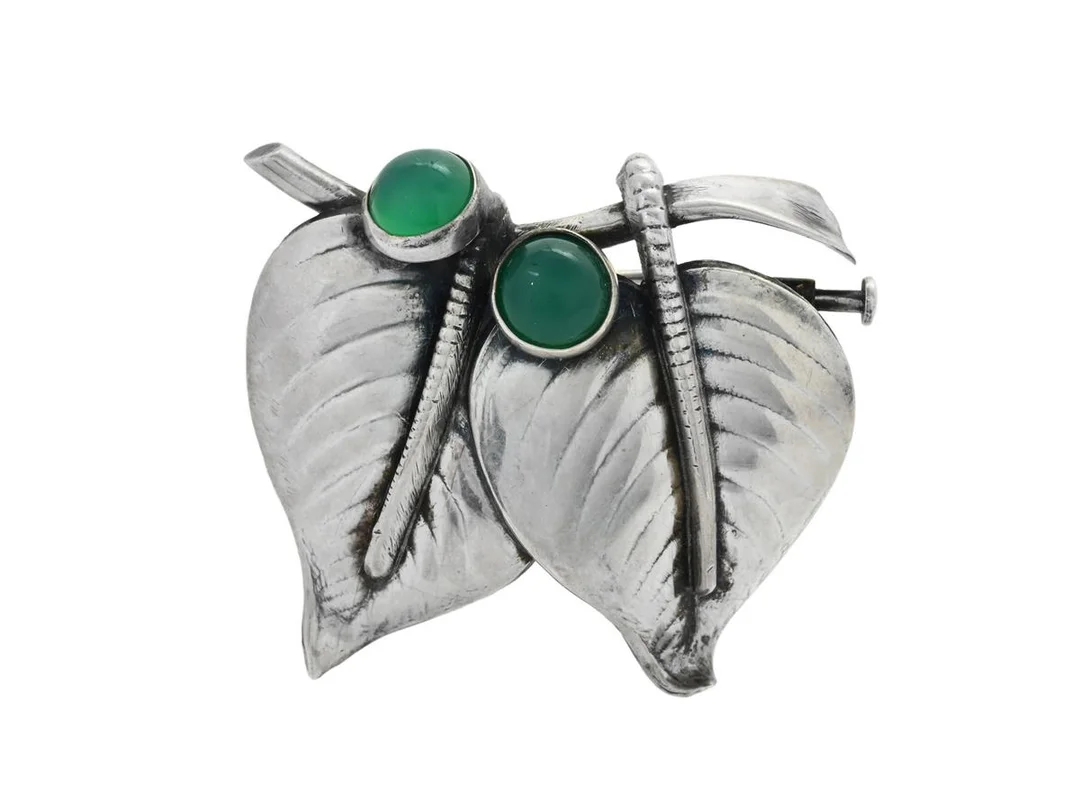 BROSCH, silver, cabochonslipad kalcedon, mått 3,5 cm x 4, 0 cm, Stockholm 1953, vikt 10,8 g. — Smycken/Brosch — Kaplans